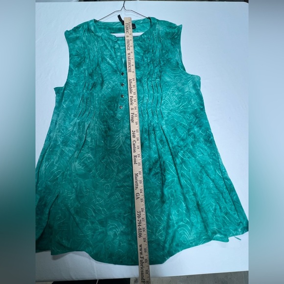 NEW DIRECTIONS CURVY.  SHADES OF GREEN RAISED DESIGN. SIZE 2X  SLEEVELESS TOP - Picture 6 of 11